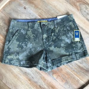 Aeropostale prince and fox camo floral short